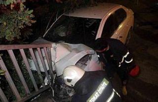 Otomobil yaya üst geçidine çarptı: 4 yaralı