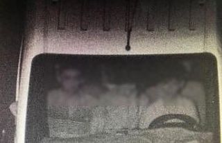 Otomobilden cep telefonu ve çanta çalan şahıslar...