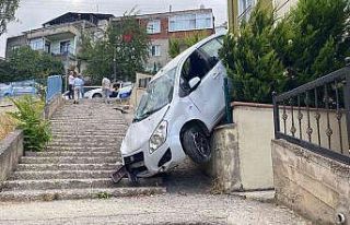 Otomobili ile merdivenlerden inen sürücü, kazayı...