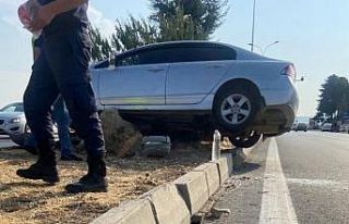 Otomobilin çarptığı elektrik direği başka bir...