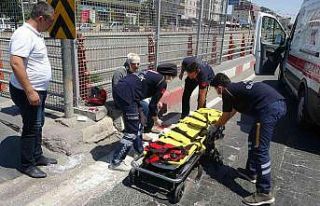 Otomobille çarpışan motosiklet sürücüsü yaralandı