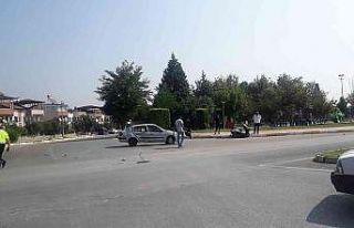 Otomobille çarpışan motosikletteki iki kurye yaralandı