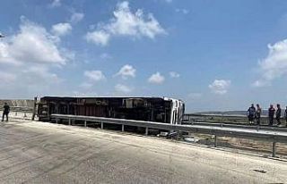 Otoyolda refüje çarpıp devrilerek yanan tırın...