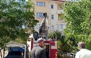 Oturduğu evi yakmaya kalkıştı, komşularının...