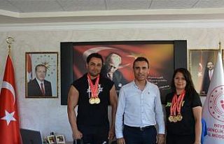 Özdemir,   sporcu ve antrenörleri tebrik etti