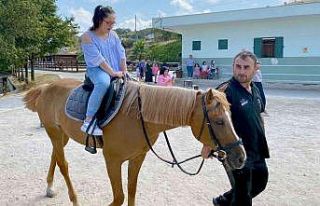 Özel çocuklara atlı terapi