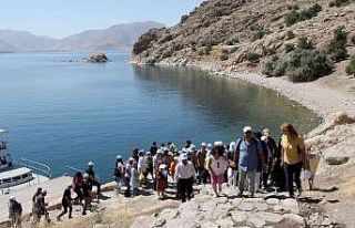 Özel gereksinimli çocuklar Akdamar Adası’nı...