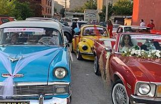 (ÖZEL) Klasik otomobillerle nostaljik düğün konvoyu