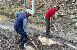 (ÖZEL) Selin getirdiği çamur ve toprak yolu kapattı,...