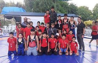 Pamukkaleli güreşçilerden 27 madalya