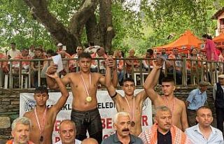 Pamukkaleli pehlivanlardan 8 madalya