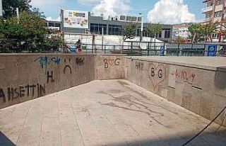 Park duvarları duyarsız kişilerin hedefi oldu