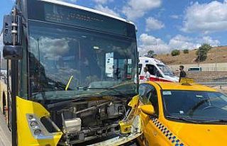 Pendik’te taksi İETT’ye çarptı, yolcular panikle...