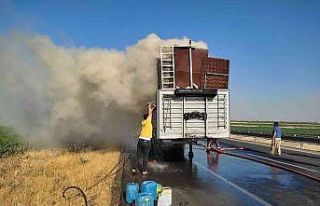 Plastik yüklü tırın dorsesinde yangın çıktı,...