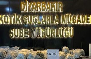 Polisleri fark etti, uyuşturucu poşetini çöpe...