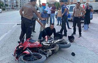 Polisten kaçan motosiklet sürücüsü kamyonete...