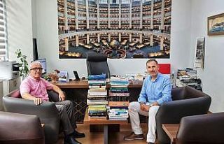Prof. Dr. Hazer, kitap bağışında bulundu