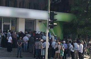 Promosyon almak için bankalara gelenler metrelerce...