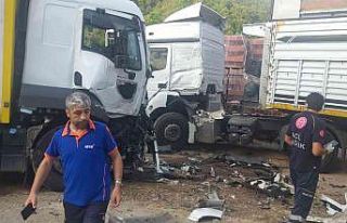 PTT’nin kargo aracı park halindeki tırların arasına...