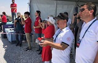 Rektör Sözbir, uzaktan kumanda edilen uydu aracını...