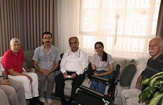 Rektör Turgut YKS İl 1.si Esmer’e akülü sandalye...