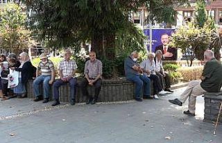 Rize’de bunaltan sıcaklıklar nedeniyle vatandaşlar...