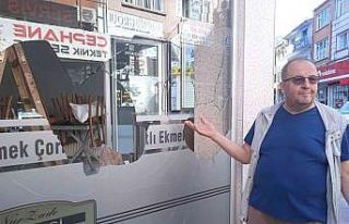 Sabah dükkânını açmaya gelen esnafa cam şoku