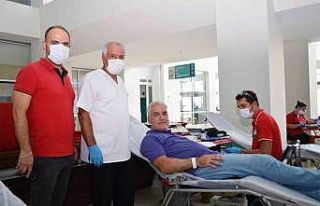 Sağlıkçılardan kan bağışı