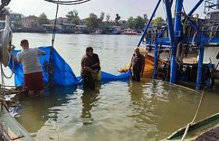 Sakarya’da balıkçı teknesi batma tehlikesi geçirdi