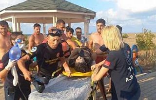 Sakarya’da denizde boğulma tehlikesi geçiren kız...