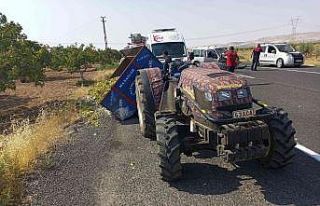 Şanlıurfa’da hafif ticari araç traktöre çarptı:...
