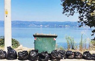 Sapanca Gölü kıyısından 23 torba çöp çıktı
