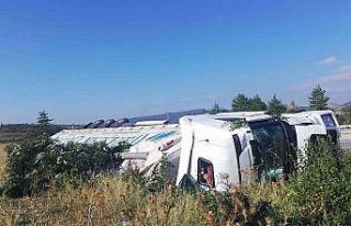 Şarampole devrilen tırın sürücüsü yaralandı