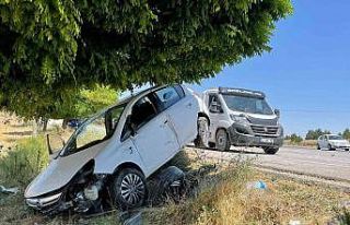 Şarampole girip ağaçlara çarpan otomobilde 1 kişi...