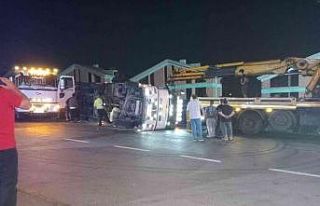 Sarıyer’de kontrolden çıkan kamyon devrildi