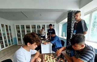 Satranç turnuvasında kıran kırana mücadele devam...