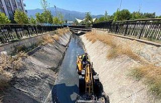 Şehir merkezindeki dere temizlendi