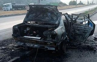 Seyir halindeki otomobil alev aldı: 4 yaralı