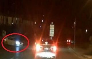 Seyir halindeki otomobil bariyerlere böyle çarptı