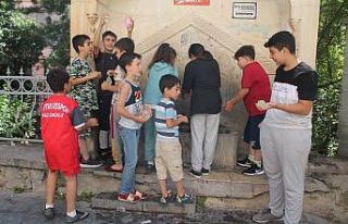 Sıcak havadan bunalan çocuklar su savaşı yaparak...