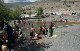 Sıcaktan bunalan çocuklar havuzda serinledi