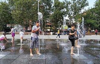 Sıcaktan bunalan çocukların eğlenceli serinliği