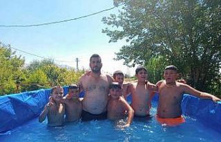 Sıcaktan bunalınca römorku havuz yaptılar