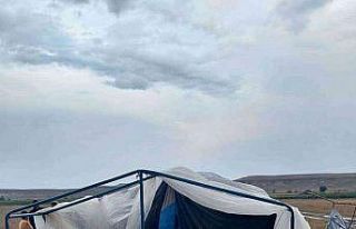 Şiddetli rüzgar mevsimlik tarım işçilerinin çadırlarını...