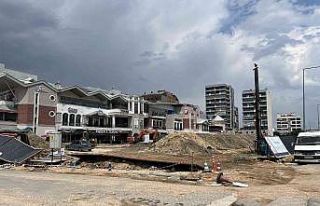 Şiddetli yağış ve fırtına inşaat bariyerlerini...