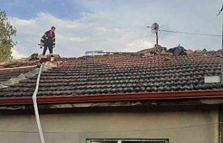 Söğüt’te iki evin çatısı yandı