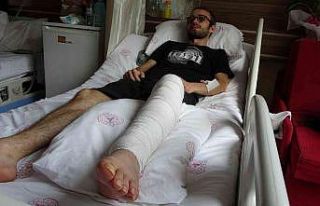 Sokak köpeklerinden kaçarken motosikletiyle şarampole...