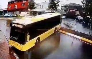 Sultanbeyli’de yolcu dolu İETT otobüsü kayarak...