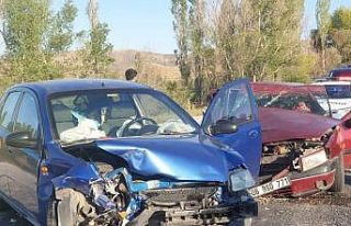 Sungurlu’da iki otomobil çarpıştı; 5 yaralı