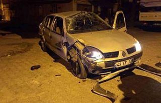 Takla atan aracın altında kalmaktan son anda kurtuldular